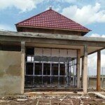 Salah satu bangunan faskes Dinkes Kapuas Kalteng yang dibangun PT Arjuna Bernendes Utama Pusat Palangkaraya mangkrak (Angga / Mattanews.co)