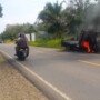 Mobil pick up pengangkut barang terbakar di Merangin Jambi (Yulisman / Mattanews.co)