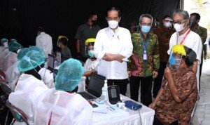 Tinjau Vaksinasi bagi Seniman dan Budayawan, Presiden: Semangat dan Karya Mereka Tak Pernah Berhenti