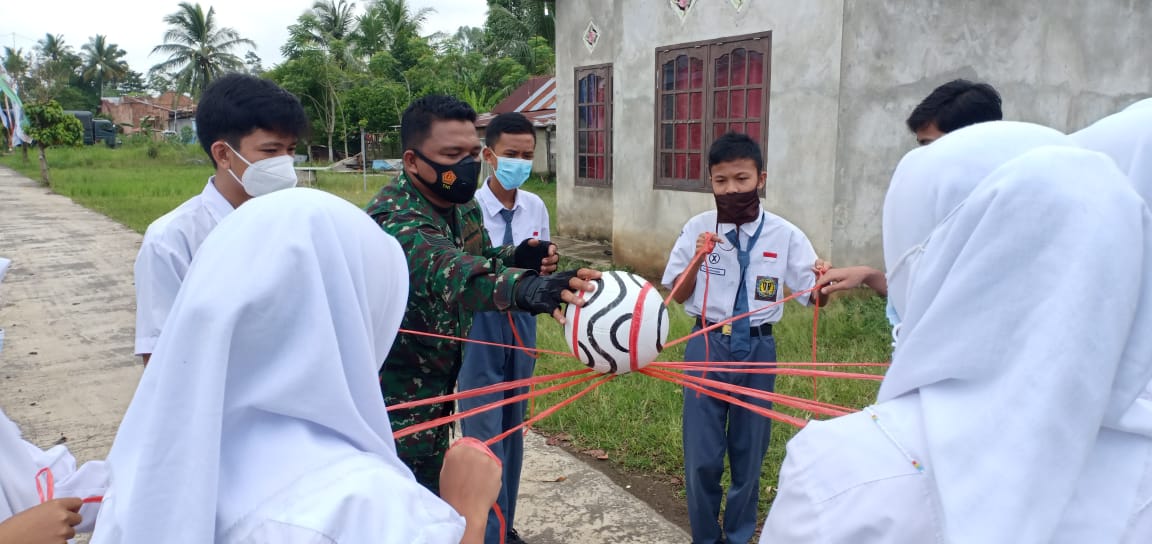 Siswa SMA Dharma Bakti Diberi Latihan PBB dan Permainan Keseimbangan Bola