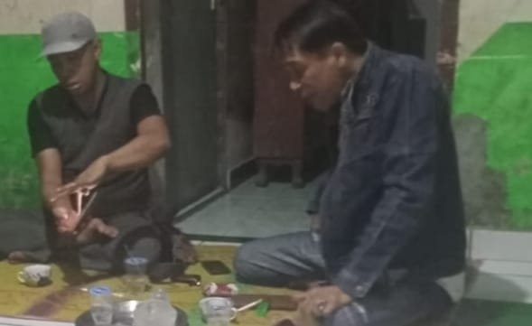 Ketua Presidium Exsponen 98 Ramogers. SH didimpinggi ketua harian Panji Ktishna. saat Memberikan Keterangan Pers