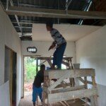 Pembuatan Sekat Ruangan dan Plafon Terus Dikerjakan Satgas TMMD Kodim Palembang