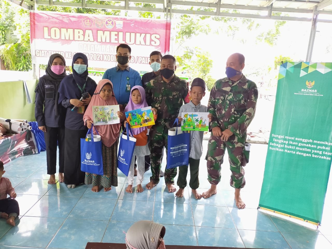 Satgas TMMD Beri Cinderamata Bagi Anak-anak Peserta Lomba Melukis