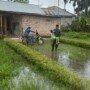 Personil Satgas TMMD, Gendong Anak yang Kesulitan Menyeberang Karena Banjir
