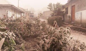 Akibat Erupsi Gunung Sinabung, Desa Kutambaru Gelap Gulita Tertutup Abu Pekat