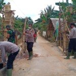 Polri dan TNI Gotong Royong Membuat Gapura