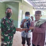 Satgas TMMD Bagikan Masker Kepada Jamaah Masjid Nurul Iman