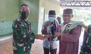 Satgas TMMD Bagikan Masker Kepada Jamaah Masjid Nurul Iman