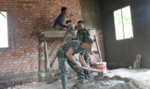 Satgas TMMD Kebut Pembangunan Rumah Kalena, Masuk Tahap Plester