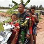 Pakai Motor, Satgas Bawa Anak-anak Sungai Jawi Keliling Lihat Lokasi TMMD