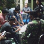 Hilangkan Rasa Penat, Satgas Bersama Warga Main Gaplek