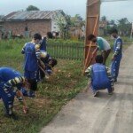 Siswa SMA Dharma Bakti Bersihkan Pos Kotis TMMD