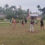 Meski Pakai Bola Plastik, Anak-Anak Sungai Jawi Terlihat Senang Main Bersama Satgas