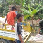 Anak-anak Lorong Jawi Bantu Angkut Material untuk MCK