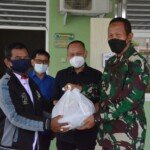 Danrem 044/Gapo Bagikan Sembako Kepada Sopir Angkot