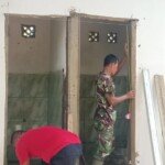 Satgas TMMD Kodim 0418 Pasang Pintu MCK