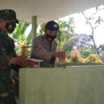 Bersinergi, TNI dan Polri Gotong-royong Bangun Pos Kamling