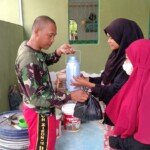 Ibu-ibu Lorong Jawi Bagikan Minuman dan Sarapan Pagi ke Satgas TMMD