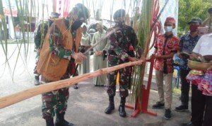 Ritual Adat Potong Pantan Sambut Kedatangan Danpusterad di Kapuas
