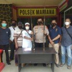 Sadar Hukum, Warga Banyuasin Serahkan Dua Pucuk Senpira ke Polsek Mariana