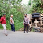 Hindari Tabrakan, Dump Truk Muatan Pasir Terbalik di Muara Siau Merangin