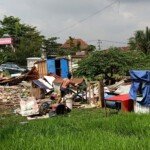 Sat Pol PP dan Warga Nyaris Bentrok Saat Pembongkaran Bangunan Depan JSC