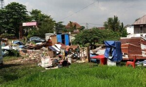Sat Pol PP dan Warga Nyaris Bentrok Saat Pembongkaran Bangunan Depan JSC