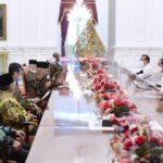 Presiden Jokowi Terima Rombongan Amien Rais Bahas Kasus KM 50