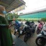 Fika menunjukkan Tempat Kejadian Perkara (TKP) sepeda motornya raib digondol maling di parkiran kantornya di Palembang Sumsel (Dede Febryansyah / Mattanews.co)