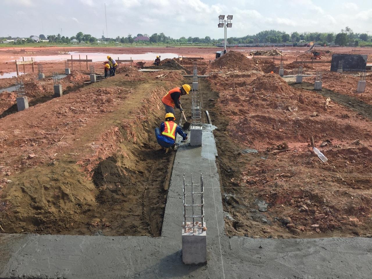 Program padat karya dengan pekerjaan pembangunan kantor terpadu ruas jalan tol Indraprabu.