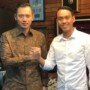 Muchendi Mahzareki saat Berfoto dengan AHY