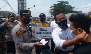 Polsek Kertapati Bagikan 300 Masker Gratis ke Warga