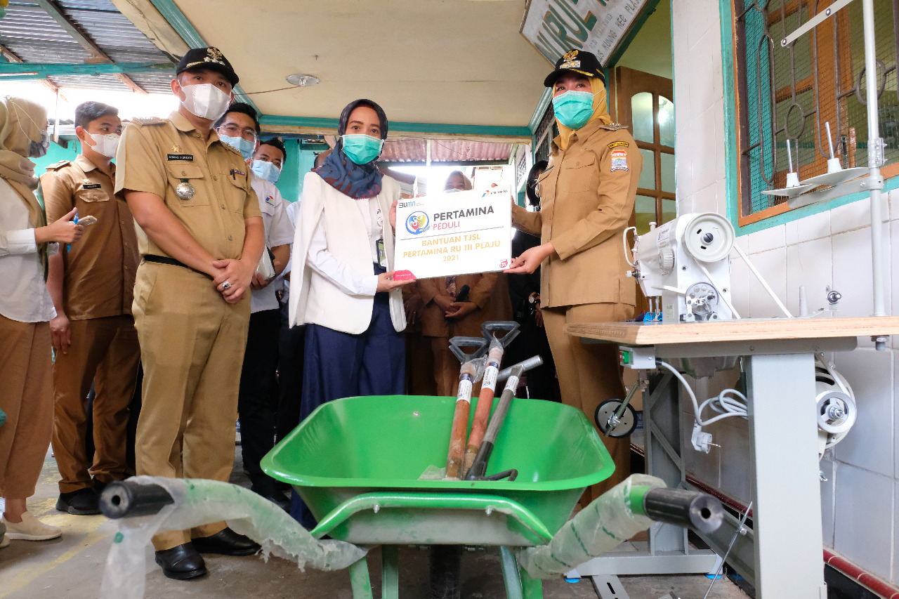 Bantuan Pertamina untuk perajin anyaman di Plaju.