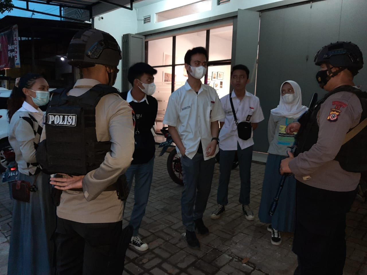 Team Patroli Sambang Kamtibmas Kompi 4 Batalyon A Pelopor Satbrimob Polda Jabar mendatangi anak sekolah yang sedang berada diluar rumah