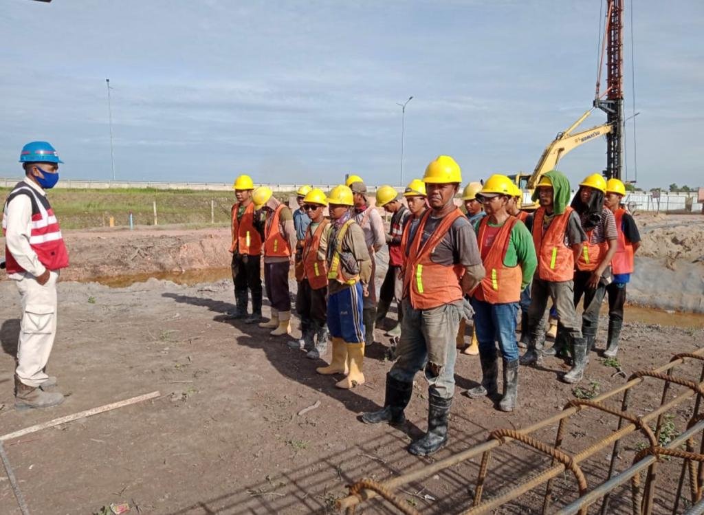 Kegiatan briefing bagi pekerja tol dalam program padat karya sebelum memulai kegiatan setiap pagi hari.