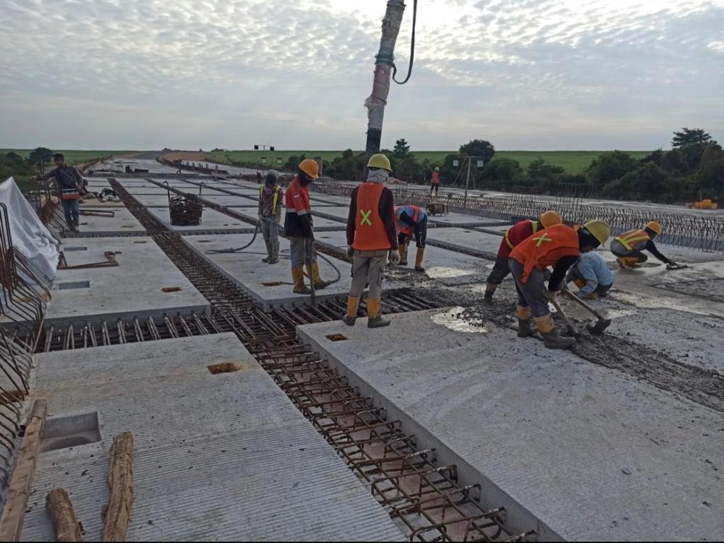 Masyarakat yang ikut dalam program padat karya membantu pengerjaan pembangunan jalan tol di ruas Indraprabu.