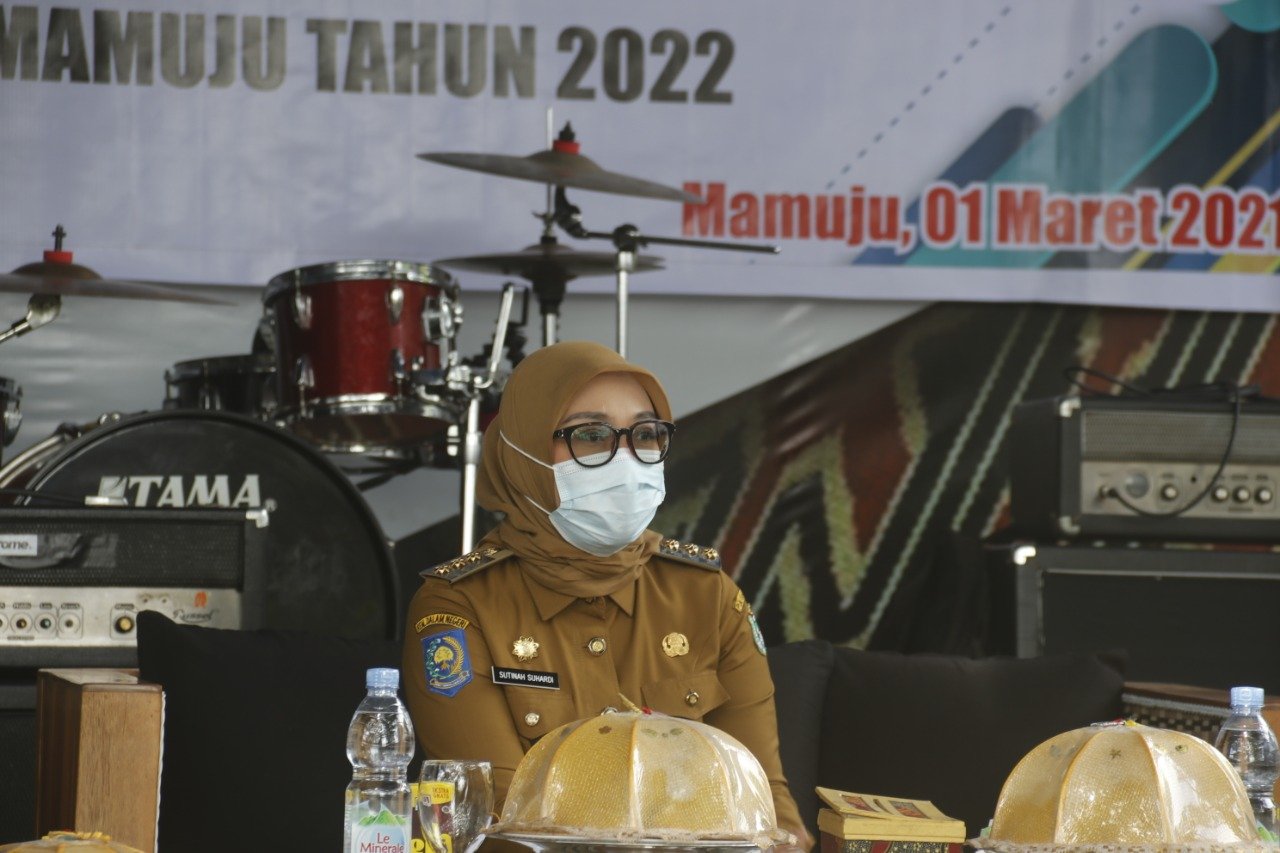 -Bupati dan wakil bupati Mamuju, Hj.Sitti Sutinah Suhardi dan Ado Mas'ud Menghadiri sekaligus membuka kegiatan Komunikasi Publik Rancangan Awal Rencana Kerja Pemerintah Daerah (Ranwal RKPD) 2022 yang berlangsung di Nal Caffe rumah adat Mamuju, Senin (1/3/2021).