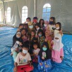 Bupati Mamuju, Hj. Sitti Sutinah Suhardi, SH. M.Si mengunjungi anak-anak pengungsi di Stadion Manakarra Mamuju, Selasa, (2/3/2021).