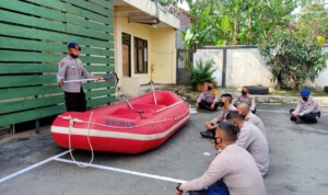 Brimob Jabar Laksanakan Pelatihan SAR Pengoperasian Perahu Siaga Penanggulangan Bencana