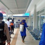 Brimob Jabar Gelar Penyemprotan Disinfektan di Terminal Guntur