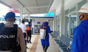 Brimob Jabar Gelar Penyemprotan Disinfektan di Terminal Guntur