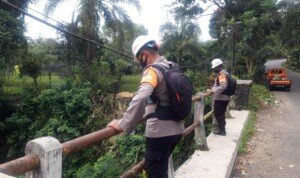 Pasca Hujan Deras, Tim SAR Brimob Polda Jabar Cek Debit Air Wilayah Rancaekek