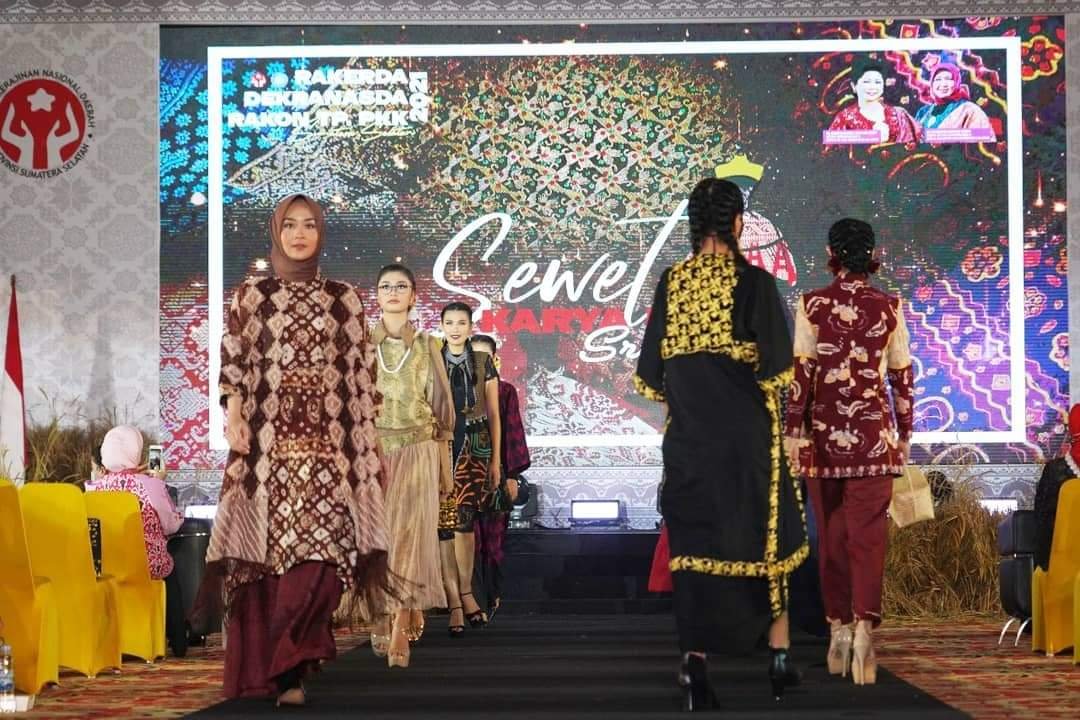 Pameran fashion show khas kain Gambo Muba.
