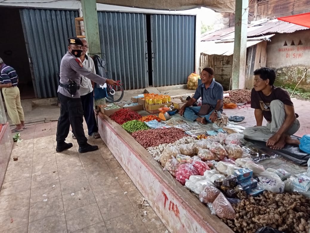 Kanit Sabhara Polsek Muara Siau Merangin Jambi Bripka Pahmi saat meninjau Pasar Muara Siau (Yulisman / Mattanews.co)