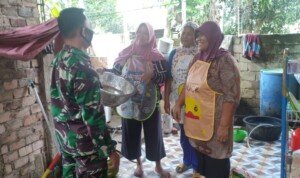 Ibu-ibu Warga Kampung Jawi Turut Semangat di TMMD