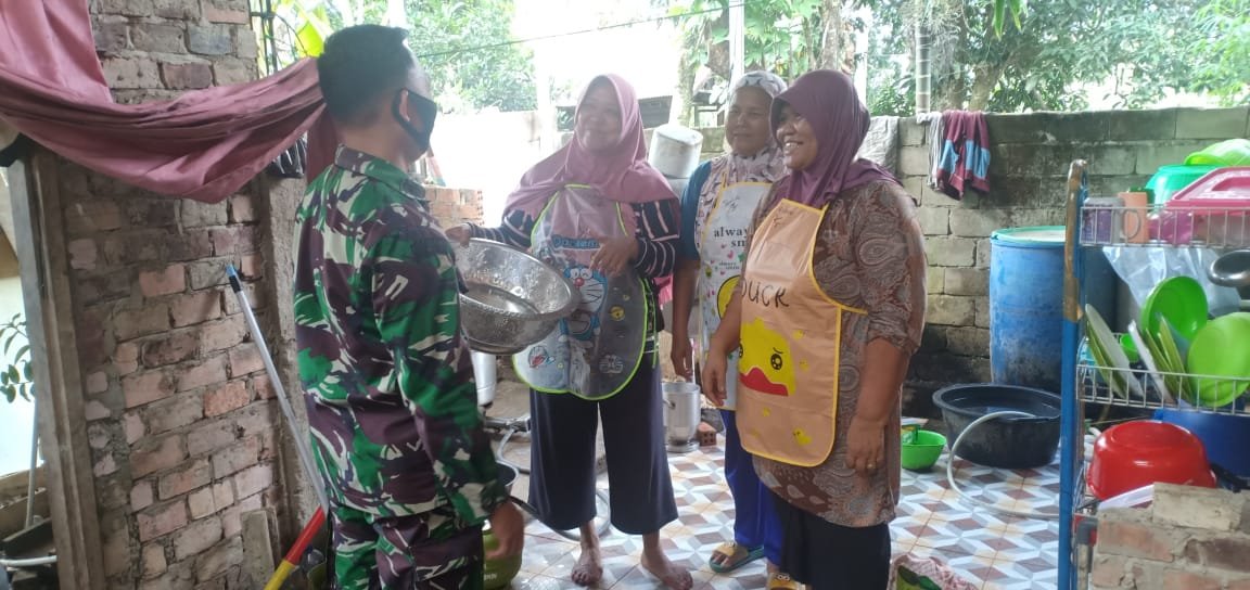 Ibu-ibu Warga Kampung Jawi Turut Semangat di TMMD