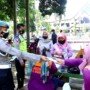 Pemberian masker dan handsanitizer secara gratis ini dilakukan di beberapa titik keramaian pusat kota Kabupaten Ciamis, Jawa Barat, Jumat (5 Maret 2021).
