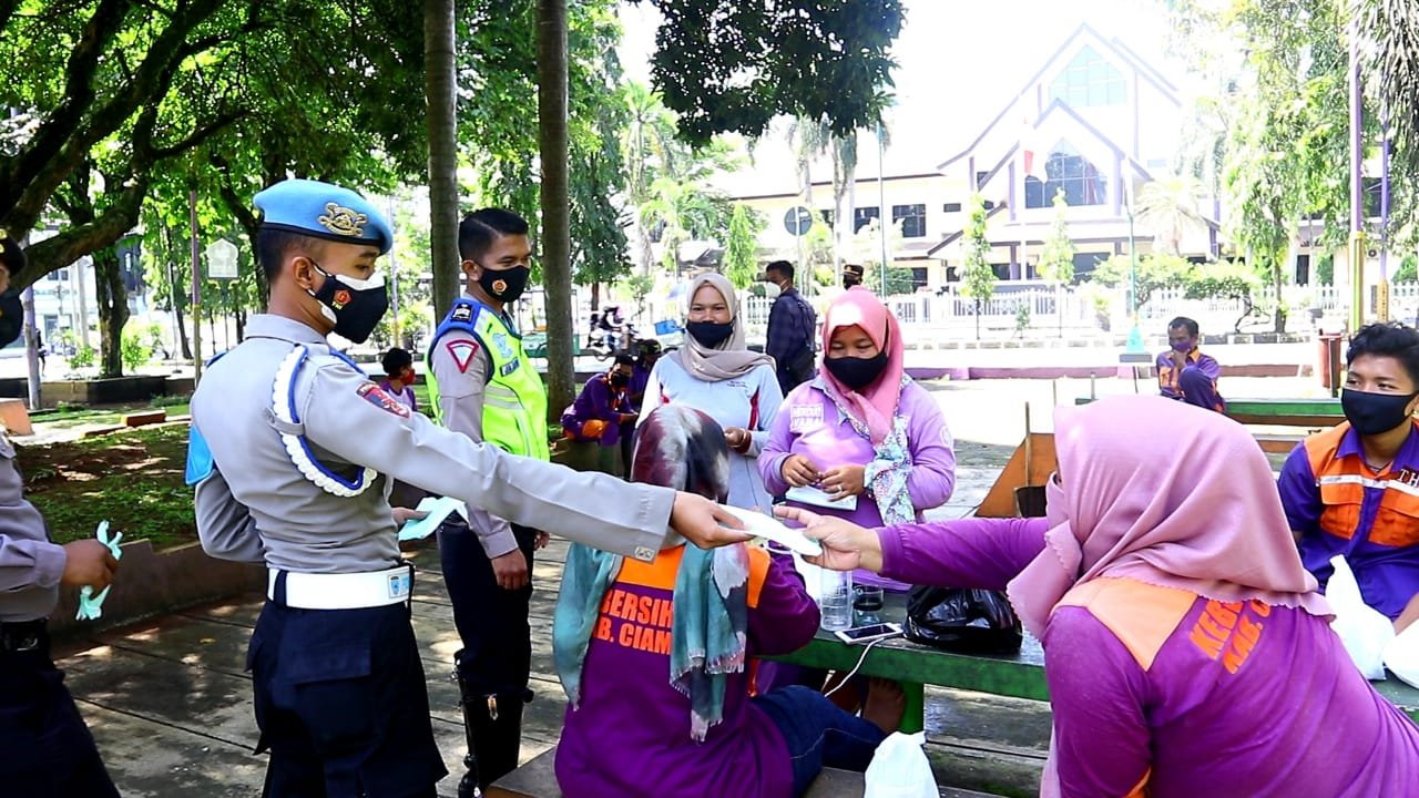 Pemberian masker dan handsanitizer secara gratis ini dilakukan di beberapa titik keramaian pusat kota Kabupaten Ciamis, Jawa Barat, Jumat (5 Maret 2021).