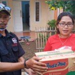 Korlap LSM Kaliber Kabupaten Karawang Beri Bantuan kepada Korban Banjir Warga Desa Rengasdengklok Utara