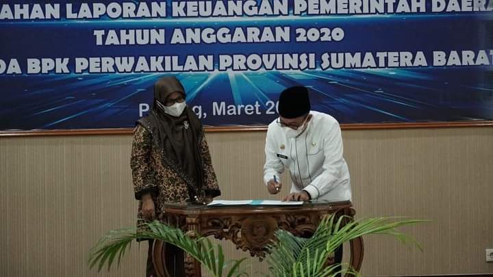 Bupati Tanah Datar Eka Putra saat menyerahkan Laporan Keuangan Pemerintah Daerah (LKPD) ke BPK RI perwakilan Sumbar (M Rafi / Mattanews.co)